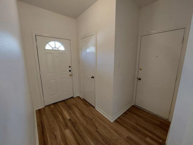 Building Photo - 7818 Kingsbury Wood