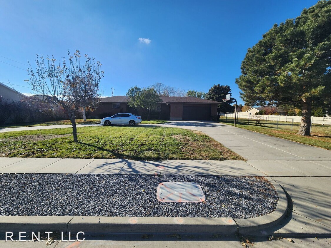 3 br, 2 bath House 5114 South 2200 West House Rental in