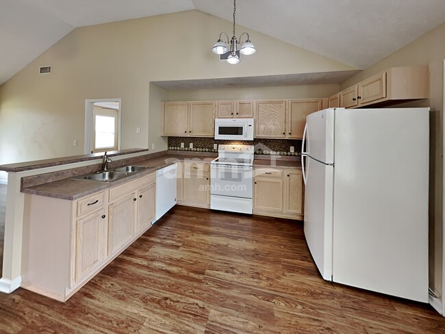 Building Photo - 3050 Weybridge Dr