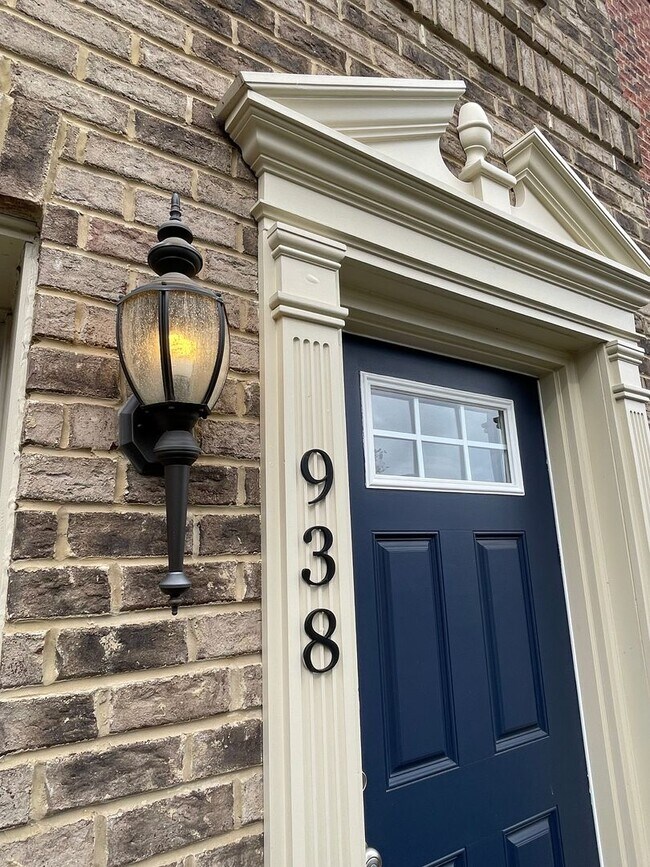 Foto del edificio - Gorgeous 3 BD/ 2.5 BA Townhouse Available ...