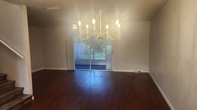 Foto del edificio - 3530 Forest Branch Dr