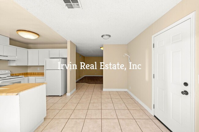 Building Photo - 3 Bedrom and 2  bath Single story homein a cl-de-sac
