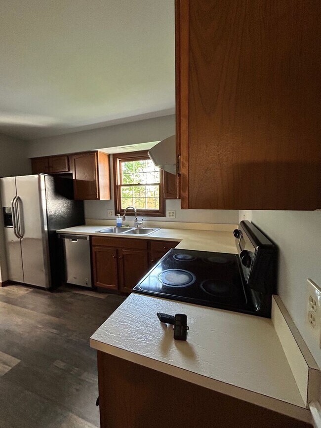 Foto del edificio - 3 Bedroom Stone Facade Colonial with 2 Car Attached Garage  in Strongsville