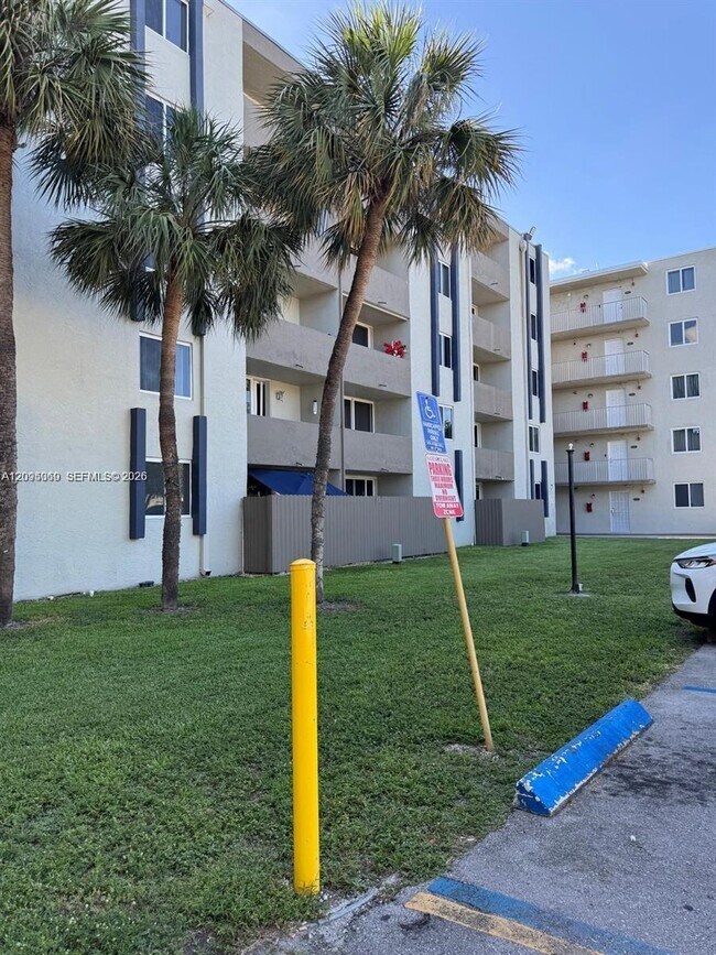 Foto del edificio - 10090 NW 80th Ct