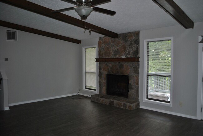 Foto del edificio - Spacious 1-Acre Lot