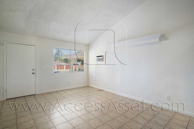 Building Photo - Spacious 4 Bed / 2 Bath Home In Beautiful ...