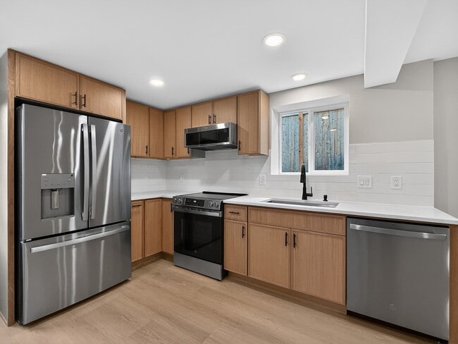 Building Photo - 925 N 75th St