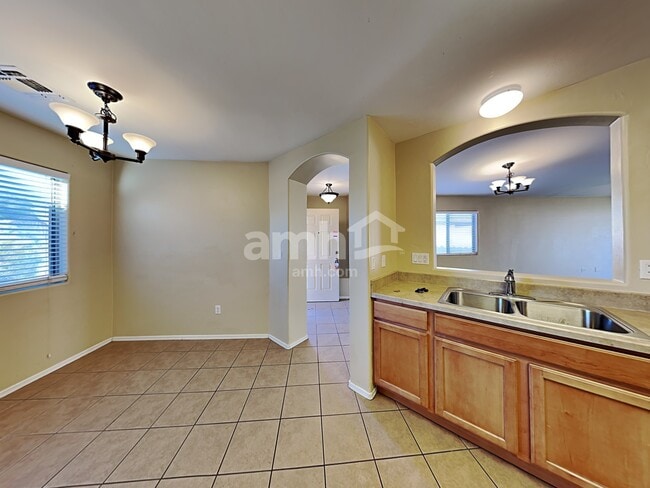 Building Photo - 938 E Sheriffs Draw Ln