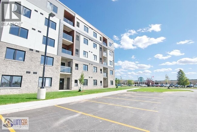 Photo du bâtiment - 2550 Sandwich W Pkwy