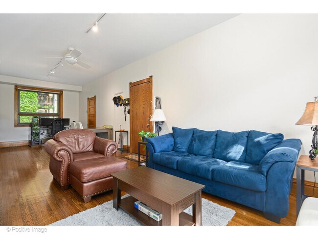 Building Photo - 1023 N Hoyne Ave