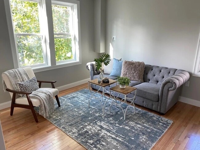 Building Photo - 834 E 2nd St