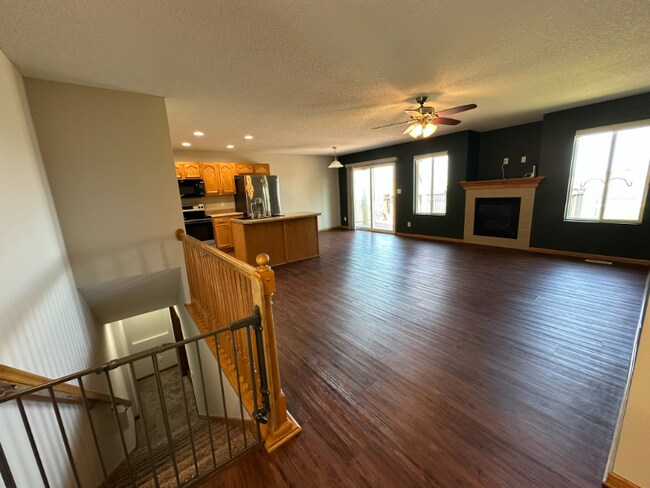 Building Photo - 585 SE Crabapple Dr