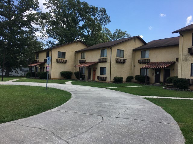 Foto principal - 2827 Breezewood Avenue, Fayetteville