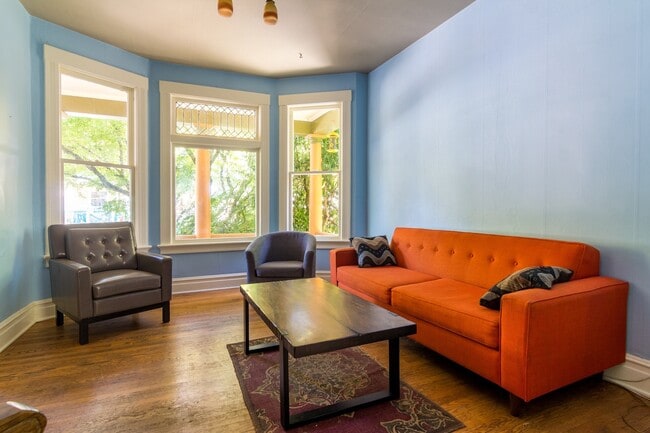 Building Photo - Furnished & Stylish 3 bedroom 1.5 bath home in bustling NW Portland