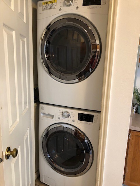 Lavadora/secadora de carga frontal - 547 N 300 E