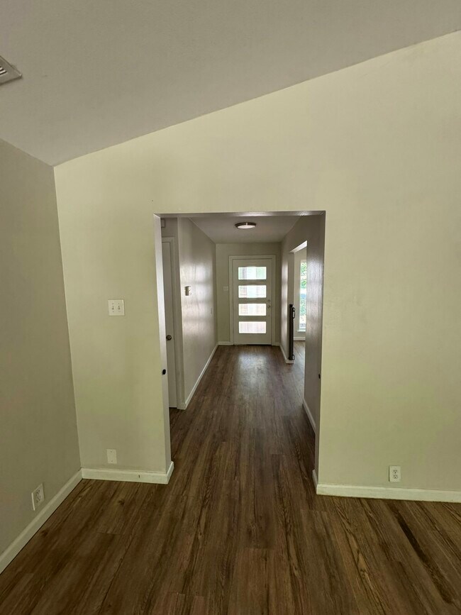 Foto del edificio - 640 Glen Oaks Blvd