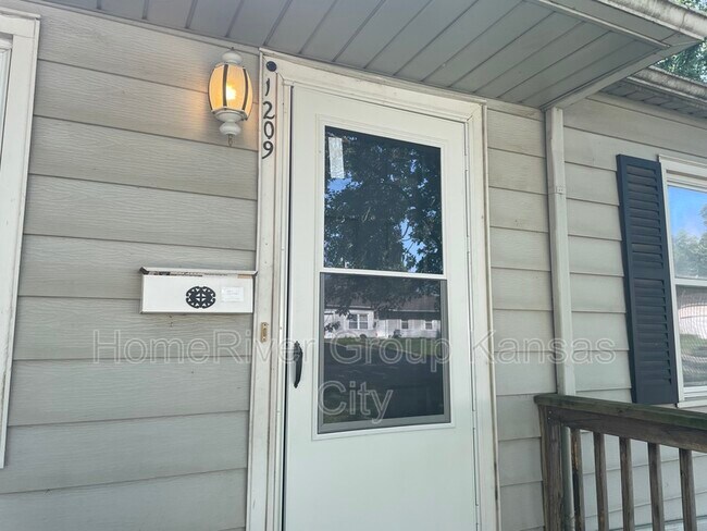 Foto del edificio - 1209 N Redwood Dr