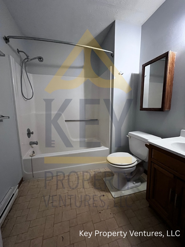 Building Photo - 493 Hollenbeck St