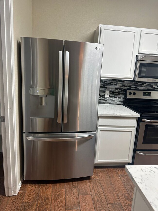 Foto del edificio - Modern 3/BR 2.5/BA Home with Stylish Kitch...