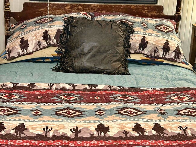 Foto del edificio - 1 Bedroom Furnished Bunkhouse