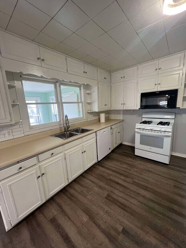 Foto del edificio - COMING SOON: CUTE 2 BEDROOM / 1 BATHROOM HOUSE LOCATED RIGHT ACROSS FROM NORTH MIDDLE SCHOOL IN J...