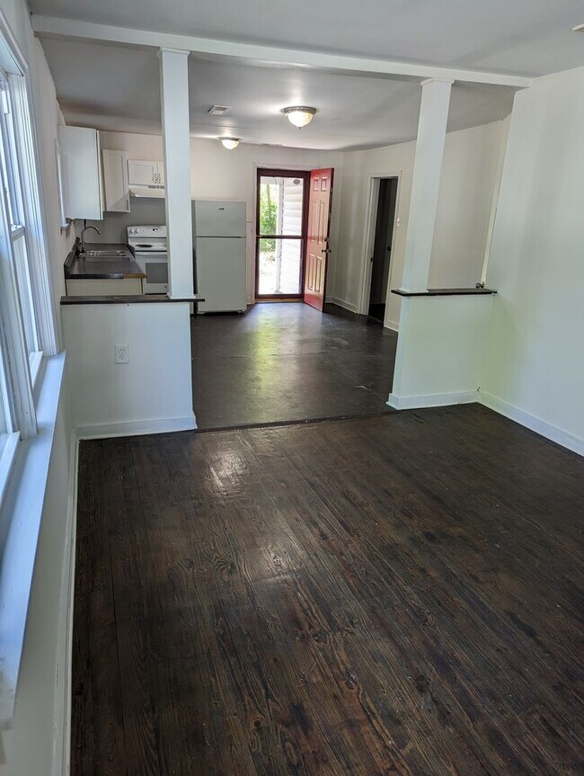 Building Photo - 2 bedroom home