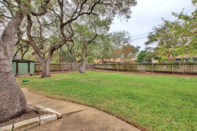 Foto del edificio - 9425 Shady Oaks Dr