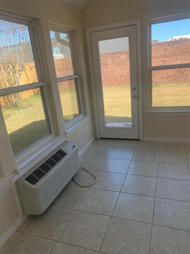 Foto del edificio - 2621 Tidenhaven Dr