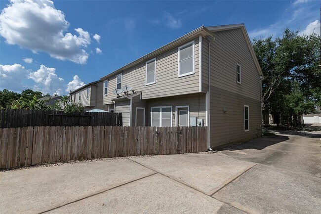 Foto del edificio - 29723 Sullivan Oaks Dr