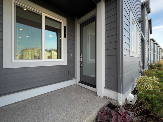 Building Photo - Modern Luxury 3 Bed, 2.5 Bath Townhouse fo...