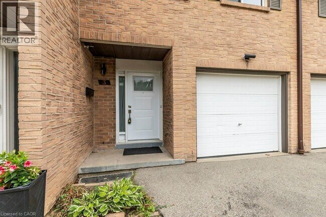 Building Photo - 66 Summercrest Dr