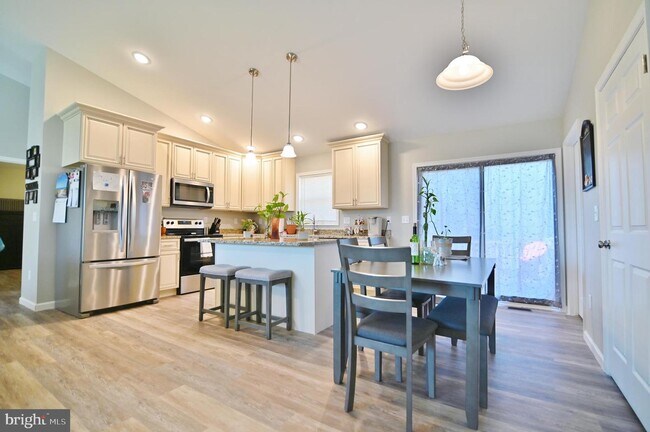 Foto del edificio - 627 Coverstone Ln