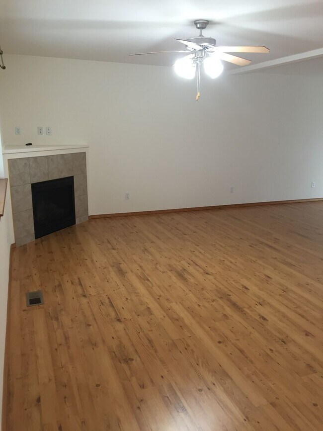 Building Photo - ***PENDING APPLICATIONS***Lovely 3 Bedroom...