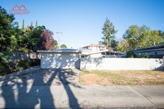 Building Photo - 855 Rorke Way