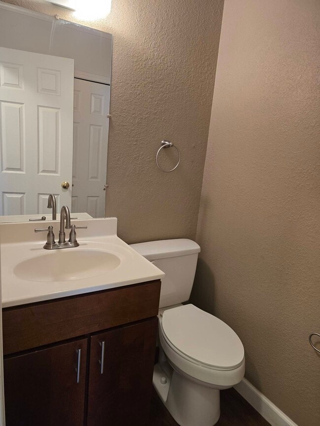 Building Photo - 401 Country Villa Ln