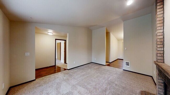 Building Photo - Charming 2 Bedroom Fenced Duplex in Puyall...