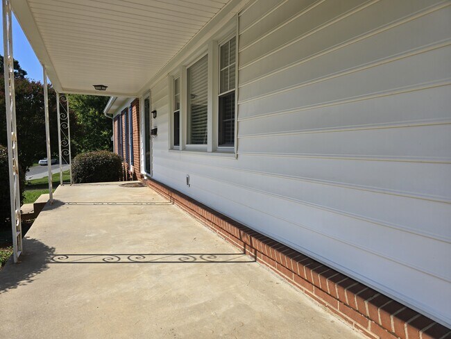 Foto del edificio - 2402 Chatham Dr