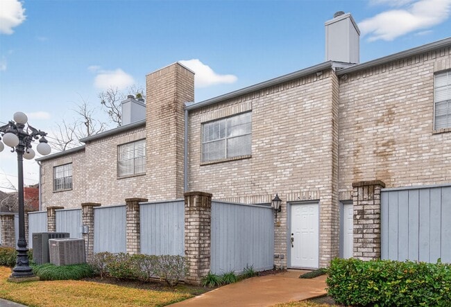 Building Photo - 562 Wilcrest Dr