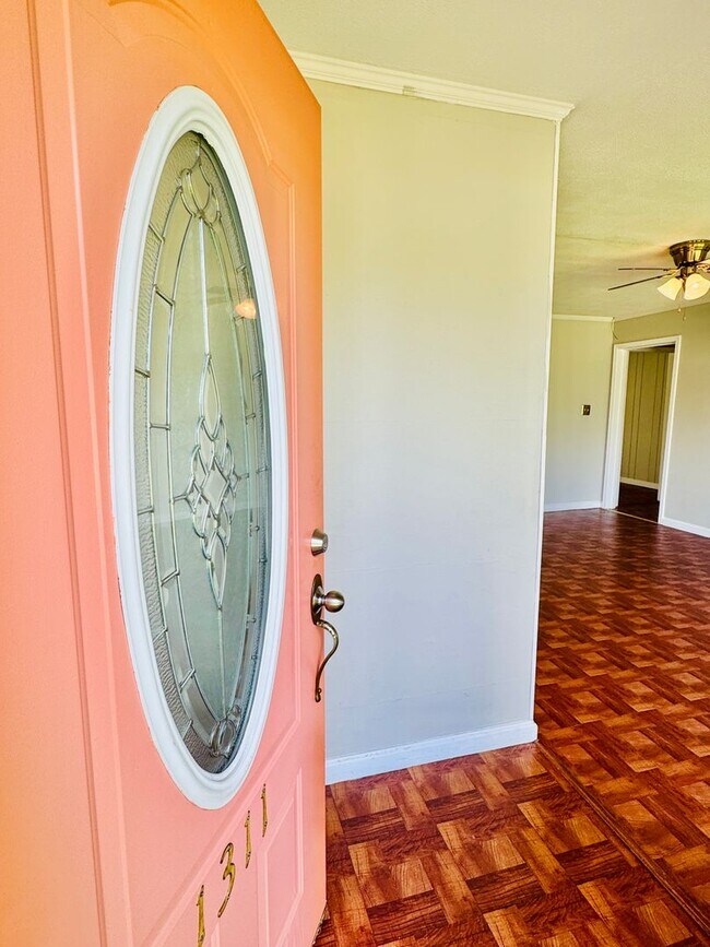 Foto del edificio - 3-Bedroom -Bright, Charming, and Move-In R...