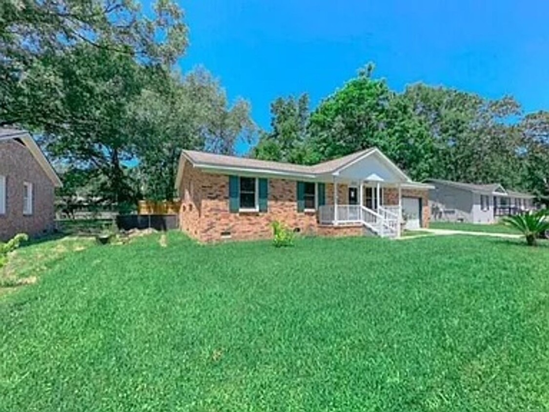 Building Photo - Beautifully Renovated 4-Bedroom Home in Go...