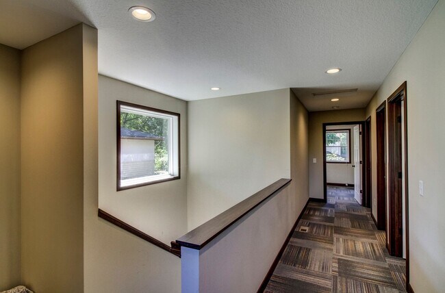 Foto del edificio - Fully Renovated 5-Bedroom House Close to U...