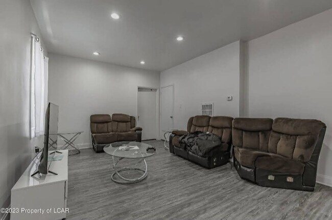 Leaving room - 838 S Franklin St