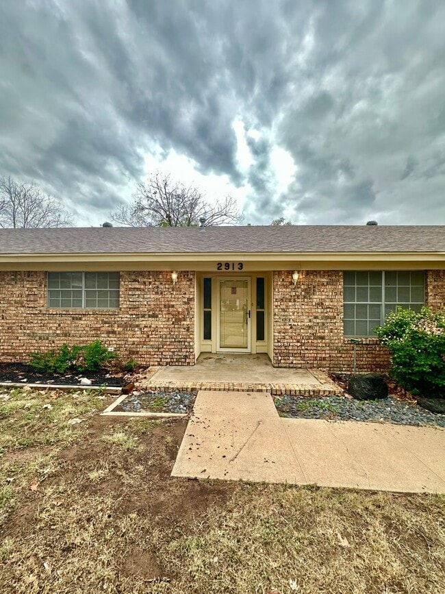 Building Photo - COMING JUNE 2026 - Spacious 3 Bedroom 2 Bathroom Home in College Hills Neighborhood!