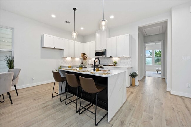 Foto del edificio - 6117 Campos Dr