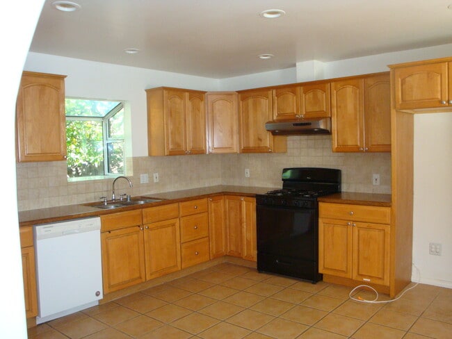 Kitchen - 5701 Enfield Ave
