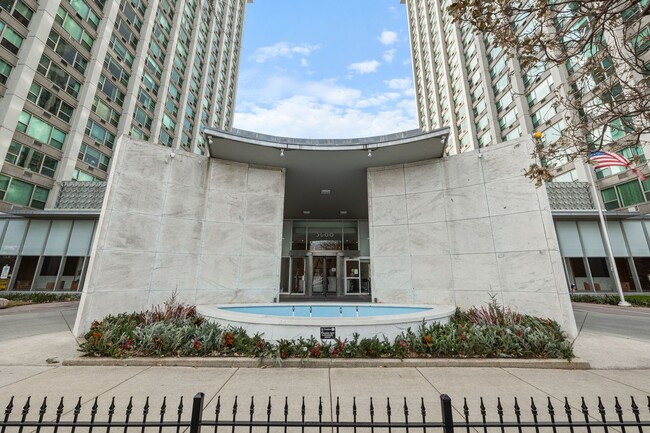 Foto del edificio - 3600 N Lake Shore Dr