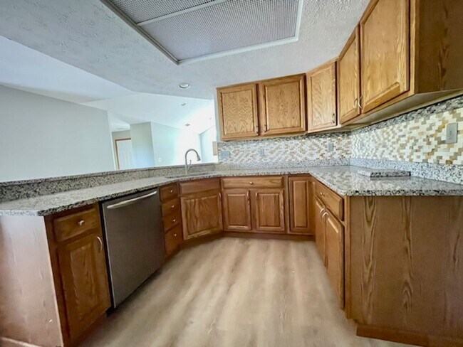 Building Photo - BEAUTIFUL 2 Bedroom/2 Bath Condo, Move-In ...