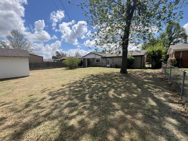 Foto del edificio - "Charming Space in Yukon, OK! Lawn care included!"