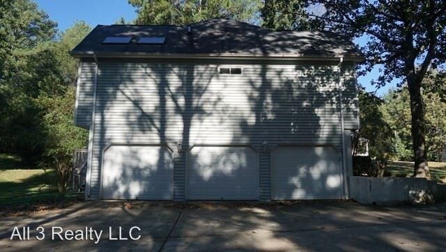Building Photo - 2115 Fairlane Ct