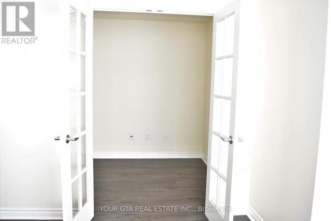 Building Photo - 385-2385 Prince of Wales Dr